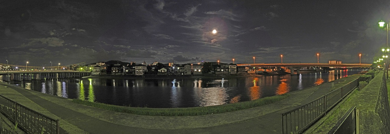 20200901 昨晩我が家の前の河川敷越えに眺めた十四日月と夜景の三枚構成ワイド風景 (1)