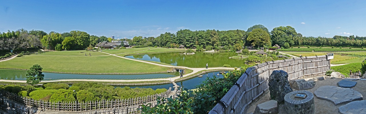 20201002 今日の後楽園唯心山頂上から沢の池を眺めた園内の様子と青空のワイド風景 (1)