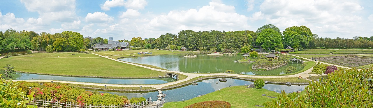 20210424 後楽園今日の園内唯心山頂上から眺めた沢の池中心の園内ワイド風景 (1)
