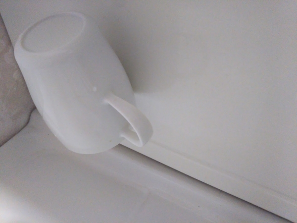セリア　何度でも貼ってはがせるフィルムコップホルダー　洗面所のコップ置き (12)