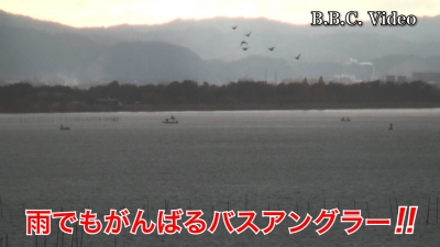 雨の日曜日!! それでもがんばる琵琶湖のバスアングラー（YouTubeムービー）