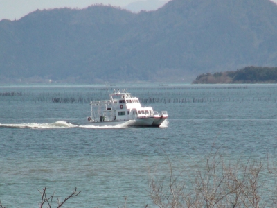 琵琶湖北湖を爆走する観測船はっけん号（3月14日11時頃）