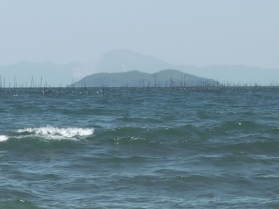 真野浜から眺めた琵琶湖北湖は北寄りの強風で大荒れです（4月26日12時頃）