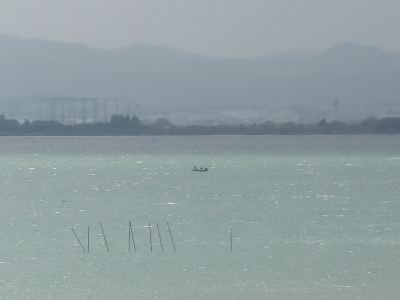 大荒れの琵琶湖南湖でがんばって釣り中のボート（5月2日11時20分頃）