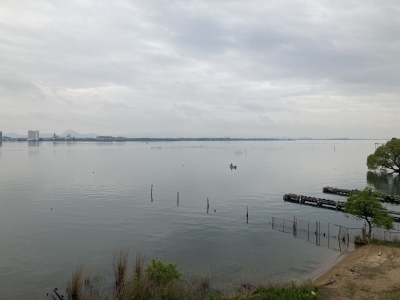 GW直前の琵琶湖は弱い雨が降ったり止んだり。風は弱くてベタナギですがボートは少なくてガラ空きです（4月28日14時10分頃）