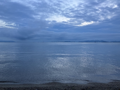 明け方の真野浜から眺めた琵琶湖北湖は曇天微風のベタナギです（9月8日5時40分頃）