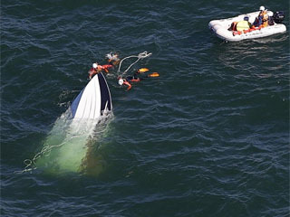 琵琶湖北湖の沖合で転覆したプレジャーボート