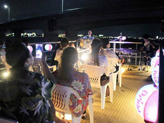 屋形船四季で沖縄料理を楽しむナイトクルージング