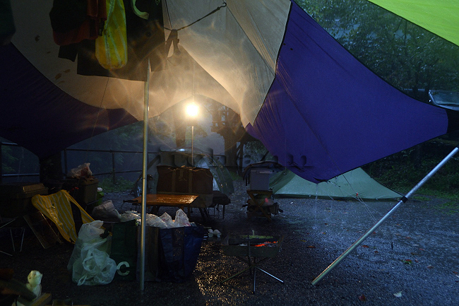 何がなんでもキャンプだし すげのレジャー　タープバッグ　ハイタイド　犬連れキャンプ　雨撤収　タトンカ　３ＴＣ　浸透　雨に強い　雨漏り