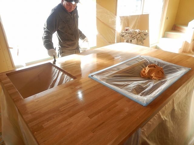 造作キッチンの木のカウンターには撥水塗装をして使い勝手を良くする