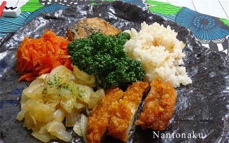 Nantonaku 4-2 朝ごはん　玉ねぎ　人参　鶏肉　さば　梅ご飯　2