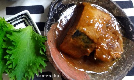 Nantonaku 4-12 晩ごはん　美味しいサバの味噌煮缶を大葉で包んで頂くと最強　2