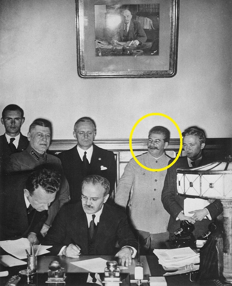 条約に調印するソ連外相モロトフ。後列の右から2人目はスターリン