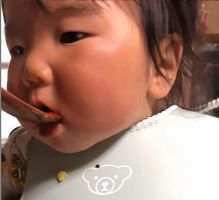 【写真】生後７か月のみのりくんが離乳食のポレポレ苺を食べる様子