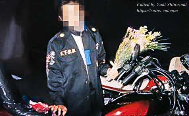 北関東暴走愚連隊「暗悪天使（ダークエンジェル）」矢板総本部 五代目引退式 花束を持った構成員と赤いバイクのスナップ写真