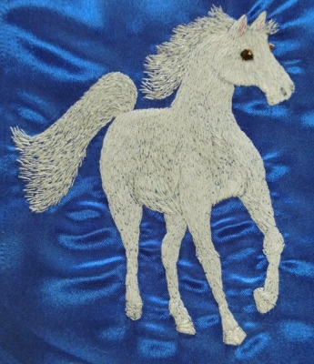 刺繍白馬
